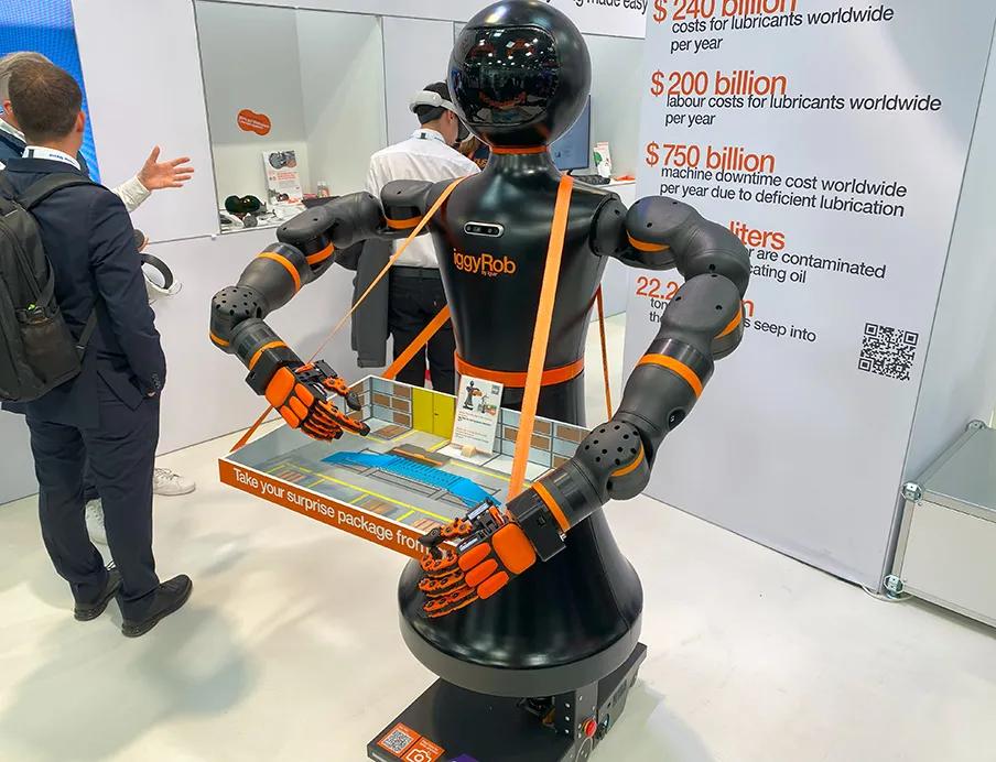 https://a.storyblok.com/f/298593/904x692/e7b7326173/roboter-igusjpg.webp